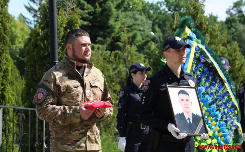 Біль, сум і сльози. Десятки тисяч людей у Вінниці віддали шану дев’яти офіцерам спецпідрозділу поліції, які загинули захищаючи Україну - фото 11