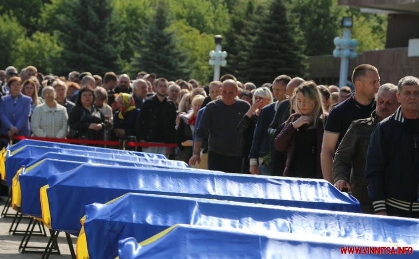 Біль, сум і сльози. Десятки тисяч людей у Вінниці віддали шану дев’яти офіцерам спецпідрозділу поліції, які загинули захищаючи Україну - фото 20