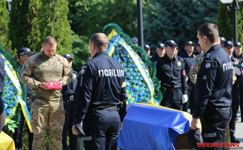 Біль, сум і сльози. Десятки тисяч людей у Вінниці віддали шану дев’яти офіцерам спецпідрозділу поліції, які загинули захищаючи Україну - фото 27