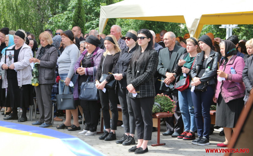 Біль, сум і сльози. Десятки тисяч людей у Вінниці віддали шану дев’яти офіцерам спецпідрозділу поліції, які загинули захищаючи Україну - фото 28