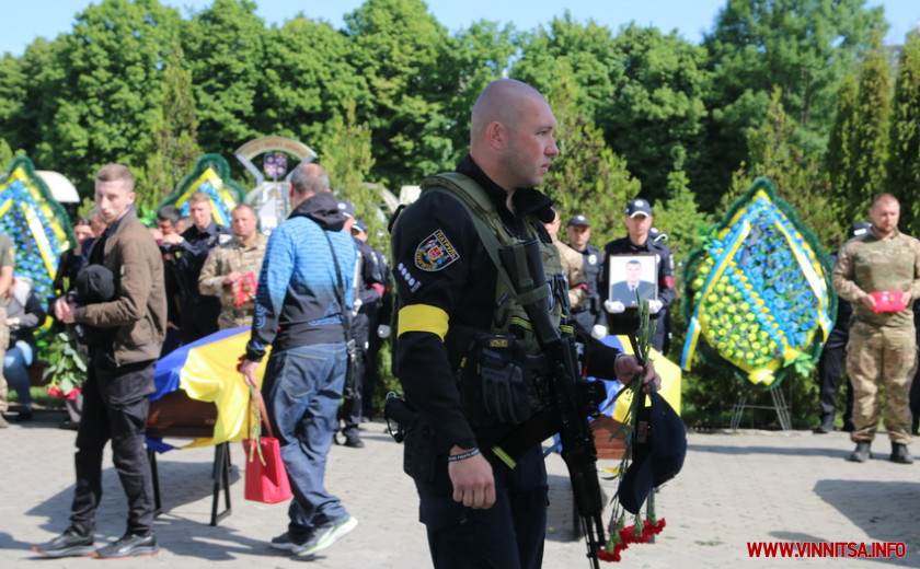 Біль, сум і сльози. Десятки тисяч людей у Вінниці віддали шану дев’яти офіцерам спецпідрозділу поліції, які загинули захищаючи Україну - фото 29