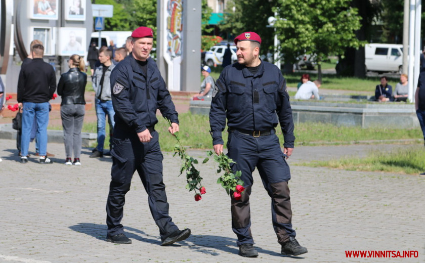 Біль, сум і сльози. Десятки тисяч людей у Вінниці віддали шану дев’яти офіцерам спецпідрозділу поліції, які загинули захищаючи Україну - фото 38