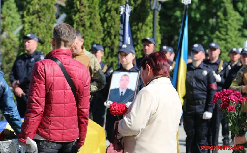 Біль, сум і сльози. Десятки тисяч людей у Вінниці віддали шану дев’яти офіцерам спецпідрозділу поліції, які загинули захищаючи Україну - фото 39