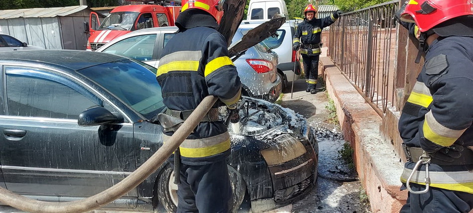 Гасили сім надзвичайників: у Вінниці на стоянці спалахнула чорна Audi. Фото 