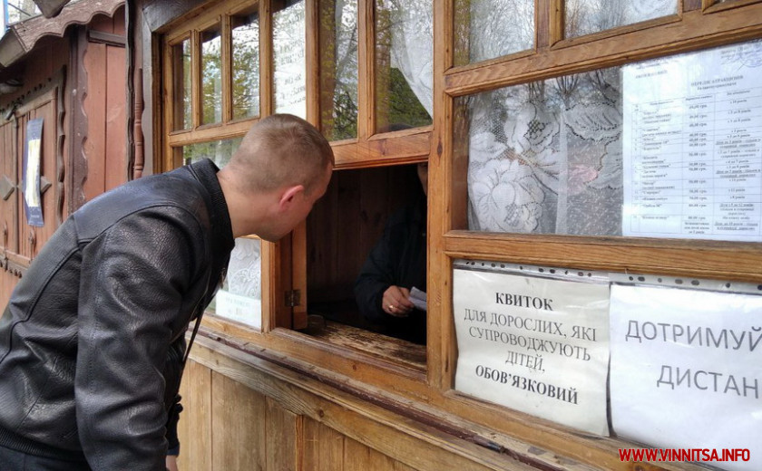 У Вінниці вже кружляє атракціон «Оглядове колесо», а ціни на квитки залишили торішніми. Фото і відео  - фото 2