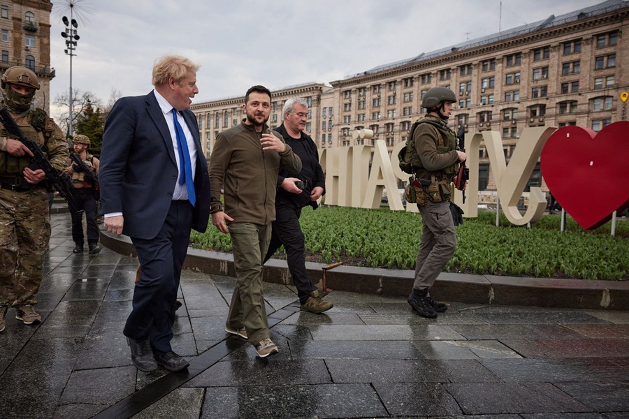 Прем’єр-міністр Британії Джонсон приїжджав у Київ і зустрічався із Зеленським. Разом вони прогулялися центром Києва  - фото 5