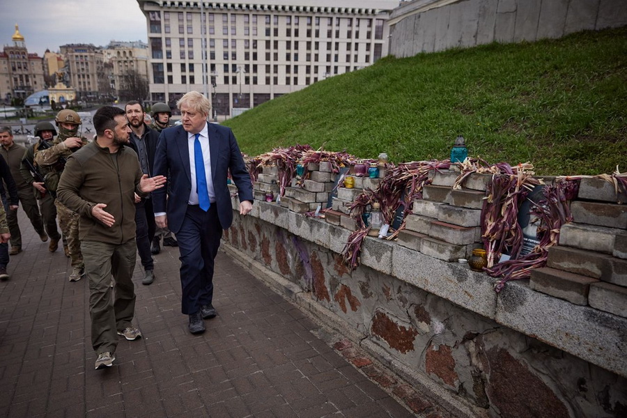 Прем’єр-міністр Британії Джонсон приїжджав у Київ і зустрічався із Зеленським. Разом вони прогулялися центром Києва  - фото 6