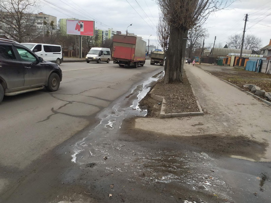 У Вінниці чоловік мив своє авто посеред тротуару - фото 3