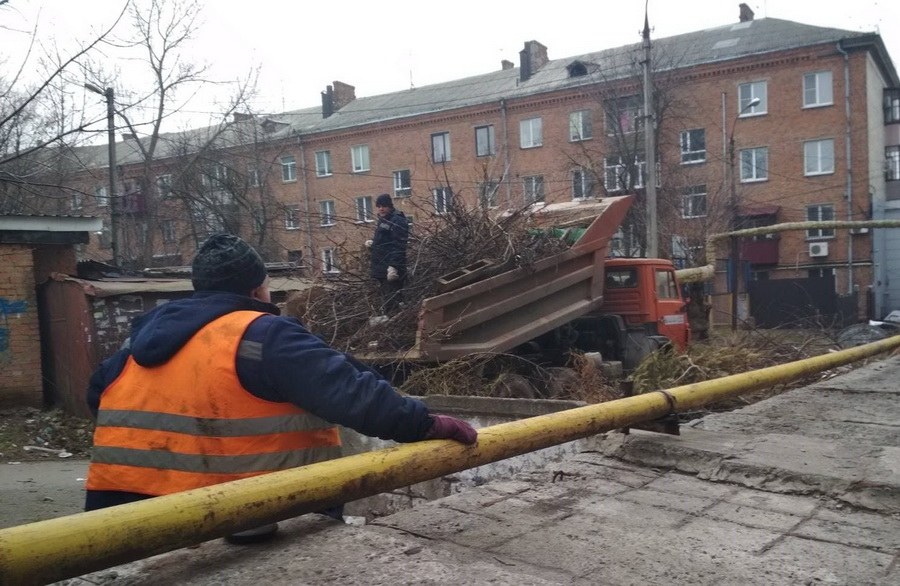 У Вінниці з території друкарні вантажівкою вивозили сміття