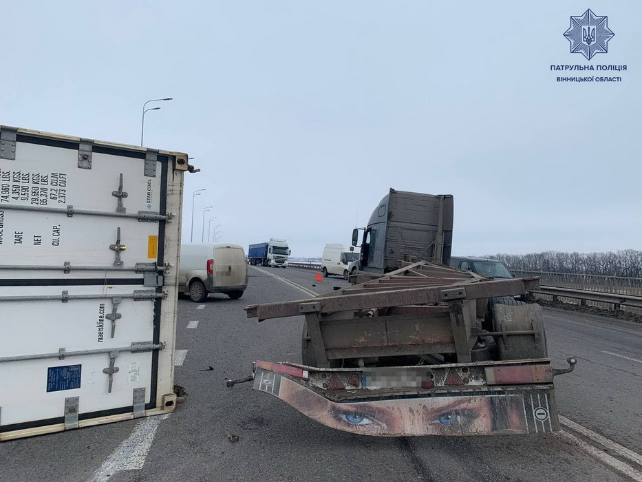 З причепа вантажівки злетів контейнер прямо на легковик. Подробиці ДТП під Вінницею. Фото і відео  - фото 3