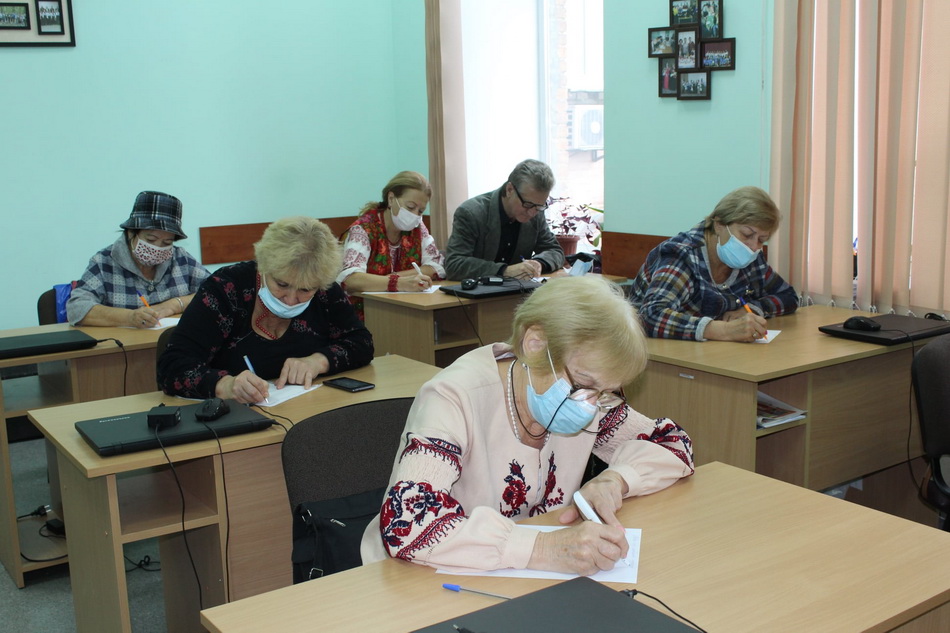 У Вінниці підопічних соціального терцентру вчать пісочної анімації, фітнесу та іноземним мовам. Фото  - фото 4