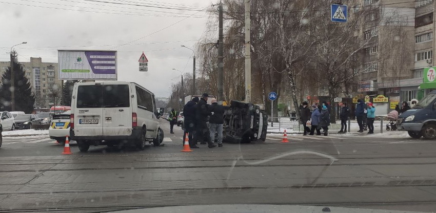 У Вінниці на Вишеньці машина перекинулась на бік після удару з мікроавтобусом. Фото і відео  - фото 2