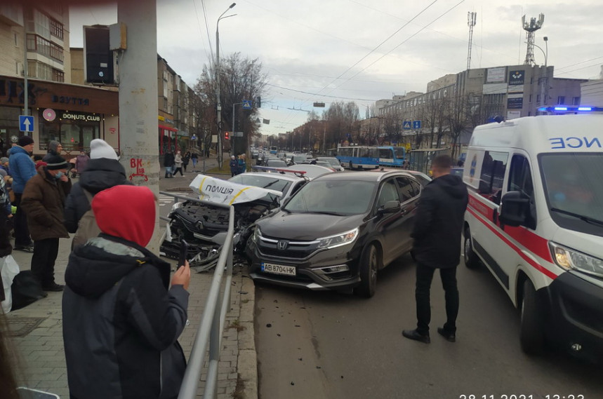 Їхали на ДТП, самі потравили в аварію: подробиці зіткнення поліцейського Renault та Honda у Вінниці. Фото  - фото 2