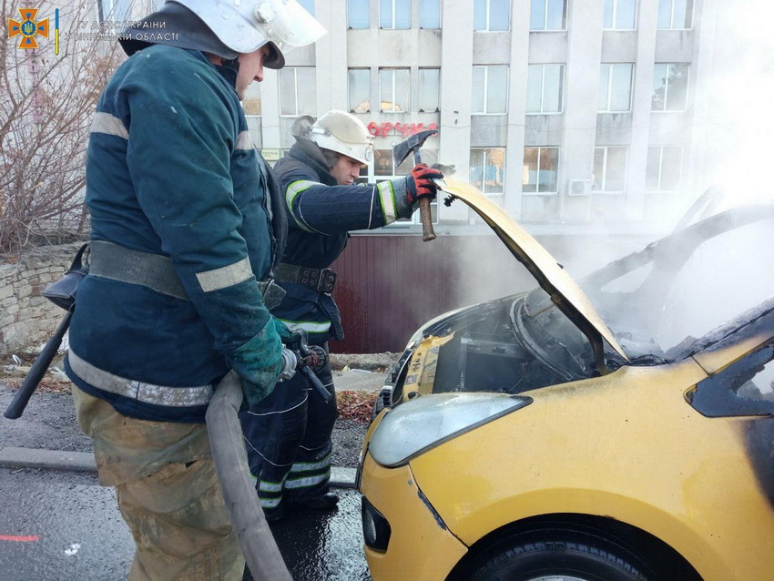 На Вінниччині за добу згоріли дві автівки: китайський електрокар Bio Auto Eva та Volkswagen на газовому ходу. Фото і відео  - фото 3