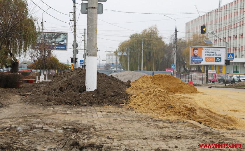 У Вінниці від Муніципального базару до вокзалу вирили котлован: закопують труби. Фото  - фото 12