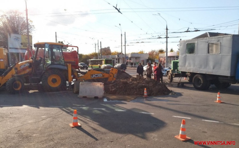 Біля вінницького «Урожаю» ускладнився рух тролейбусів. Тривають ремонтні роботи. Фото і відео 