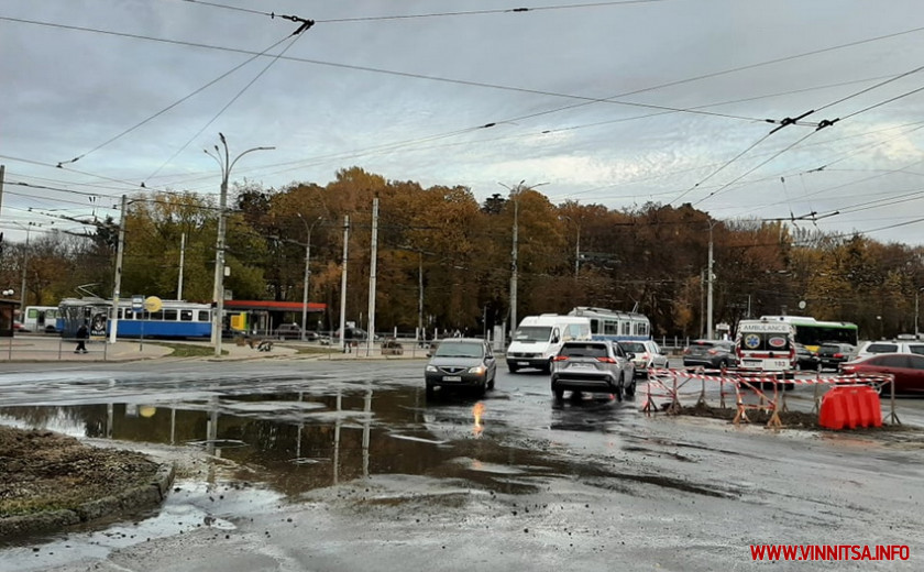 Біля вінницького «Урожаю» ускладнився рух тролейбусів. Тривають ремонтні роботи. Фото і відео  - фото 2