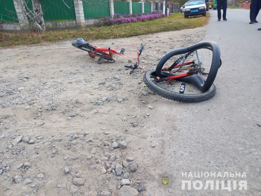 У Тростянці автомобіль збив 11-річного хлопчика, який їхав на велосипеді