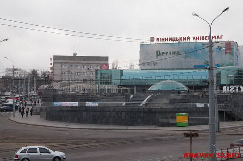 У центрі Вінниці на місці колишнього фонтану висадили ялинки. Фото  - фото 12