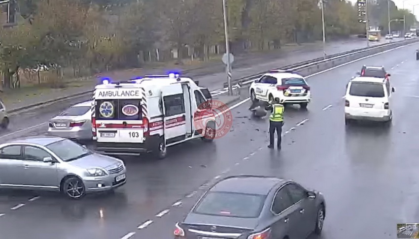 Дорожній знак погнуло під колесами: оприлюднили відео ДТП де Nissan зіштовхнувся з Lexus у Вінниці. Фото  - фото 2