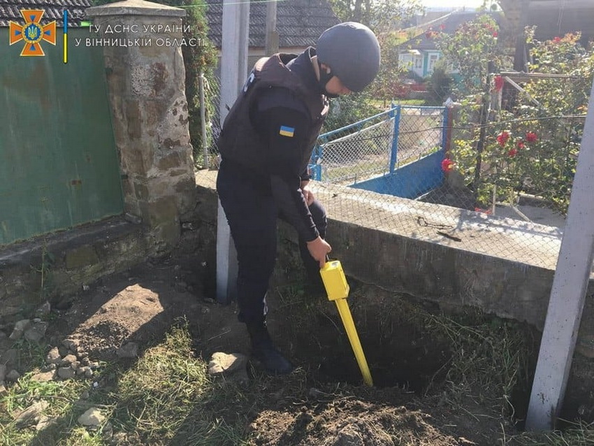 Забирали ношами: на Вінниччині старовинний артснаряд знайшли на сільському подвір’ї. Фото  