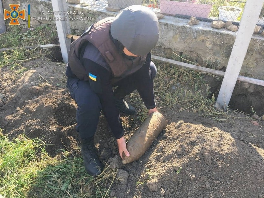 Забирали ношами: на Вінниччині старовинний артснаряд знайшли на сільському подвір’ї. Фото   - фото 3