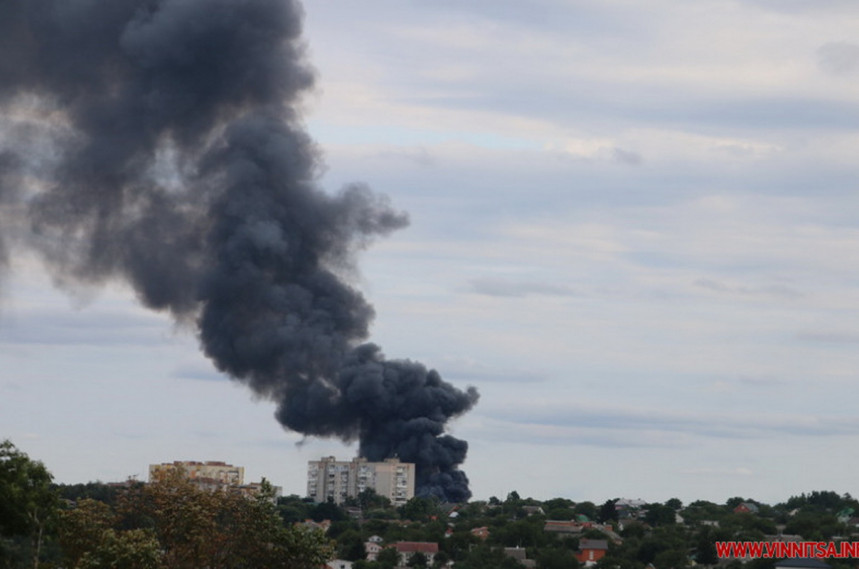 У Вінниці на Старому місті масштабна пожежа, густий чорний дим видно за кілометри 