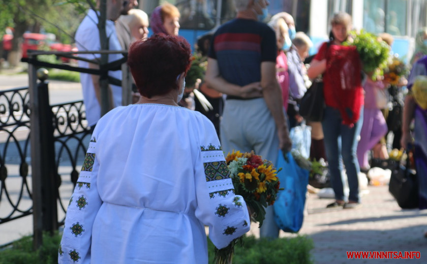  Центр Вінниці «потонув» у запаху квітів та меду. Як у місті святкують Маковея - фото 4