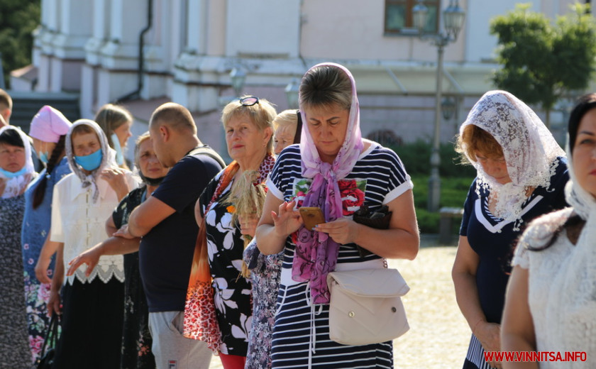  Центр Вінниці «потонув» у запаху квітів та меду. Як у місті святкують Маковея - фото 8