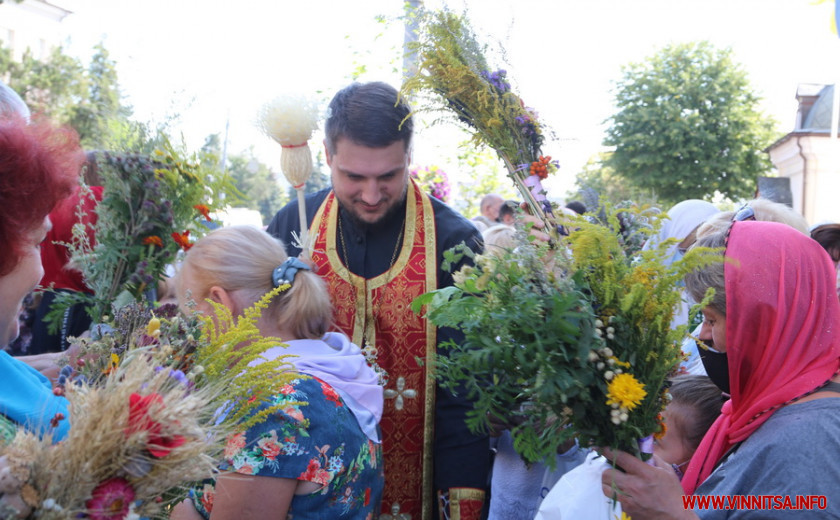  Центр Вінниці «потонув» у запаху квітів та меду. Як у місті святкують Маковея - фото 13