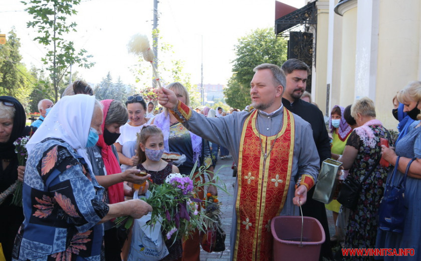  Центр Вінниці «потонув» у запаху квітів та меду. Як у місті святкують Маковея - фото 15