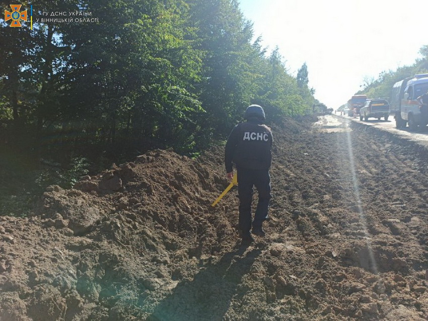 На будівництво дороги під Вінницею привезли ґрунт з бойовою мінометною міною. Фото  - фото 3