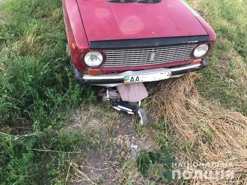 На Вінниччині п’яний водій ВАЗу наїхав на візочок з немовлям. Дитина отримала тяжкі травми. Фото  