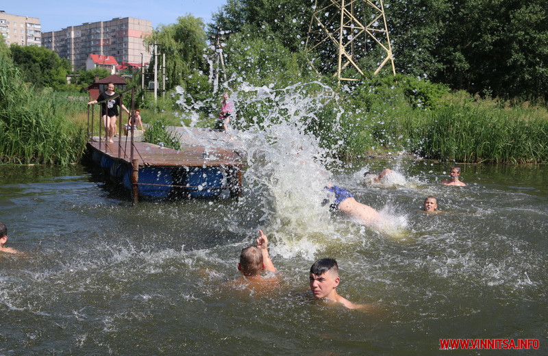  Люди, діти та собаки: вінничани рятуються від спеки на річці Південний Буг - фото 6