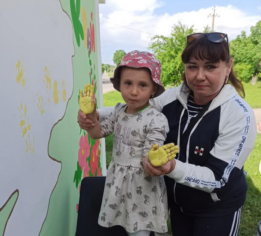 На Вінниччині сільську автобусну зупинку розмалювали дитячими долонями. Фото  - фото 2