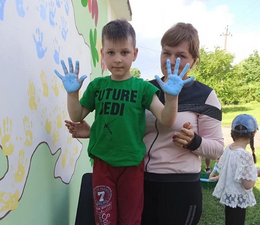 На Вінниччині сільську автобусну зупинку розмалювали дитячими долонями. Фото  - фото 3