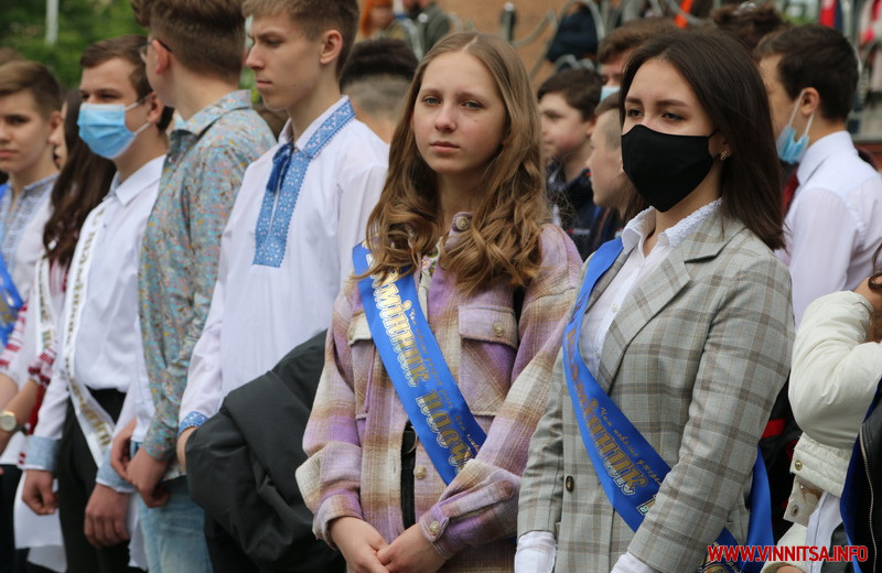  У Вінниці для школярів пролунав останній дзвоник. Фоторепортаж - фото 15