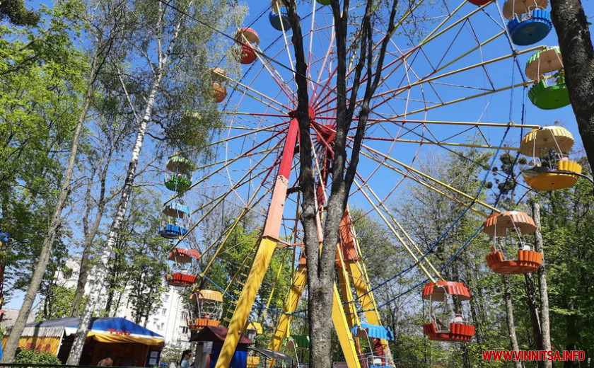 Каруселі, атракціони і батути - які розваги є в центральному парку Вінниці