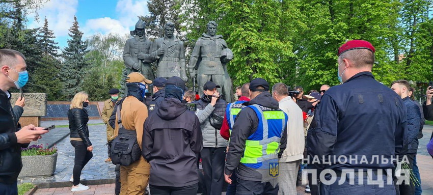 День Перемоги у Вінниці без комуністичної символіки, лише зі словесною перепалкою - фото 2