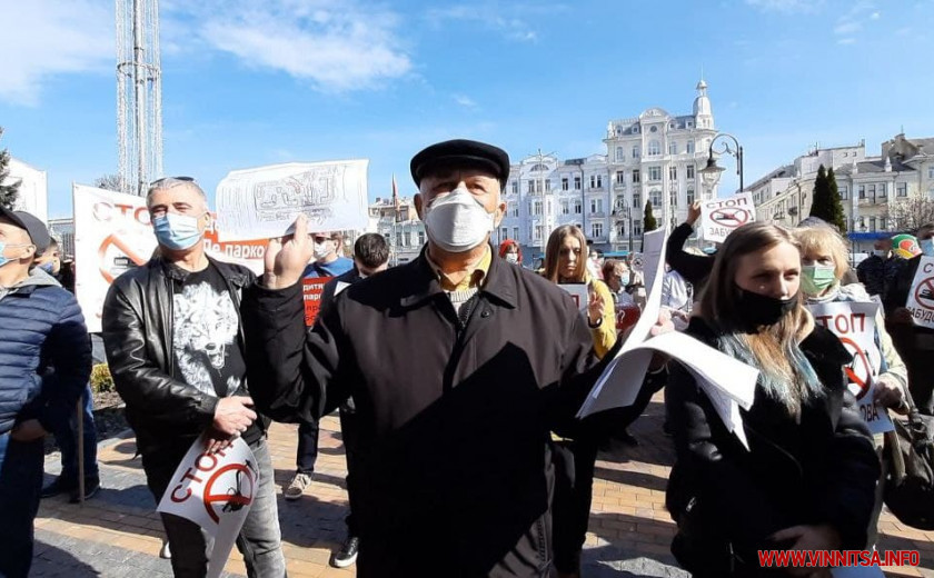 Жителі мікрорайону Поділля вийшли на мітинг до міської ради проти будівництва муніципального житла - фото 10