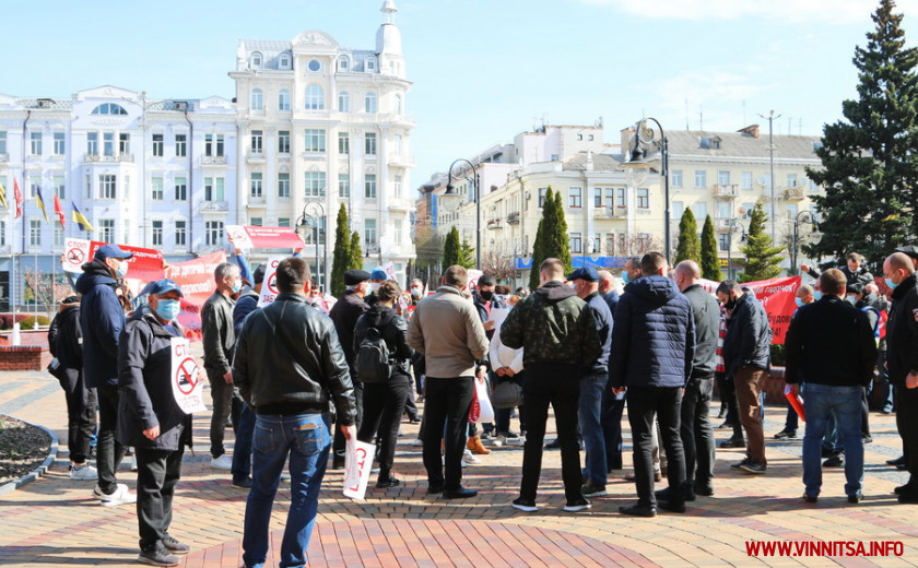 Жителі мікрорайону Поділля вийшли на мітинг до міської ради проти будівництва муніципального житла - фото 15