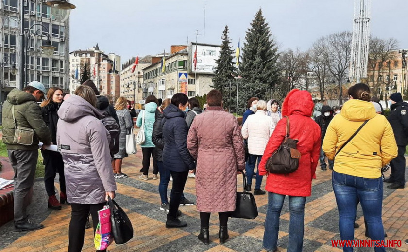 У Вінниці батьки учнів вийшли на мітинг через дистанційне навчання - фото 2