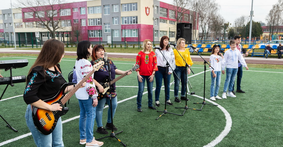 У Вінниці школярі та вчителі 20-ї школи зняли кліп на власну пісню «Без полону корони» - фото 2