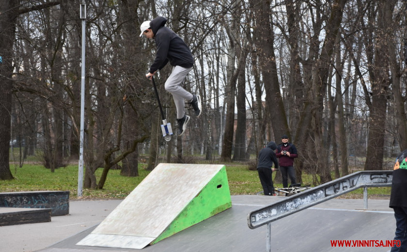 Квіти, лебеді, птахи та десятки дітлахів на велосипедах. Фоторепортаж з центрального парку - фото 2