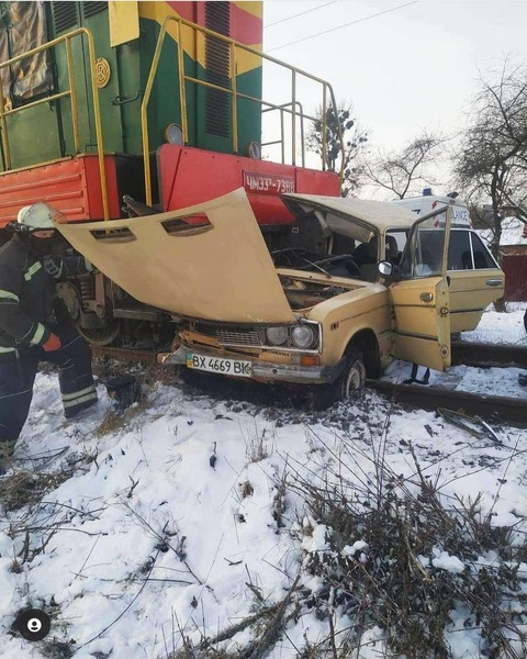 Під Вінницею ВАЗ зіштовхнувся із локомотивом. Водій у реанімації. Фото  - фото 2