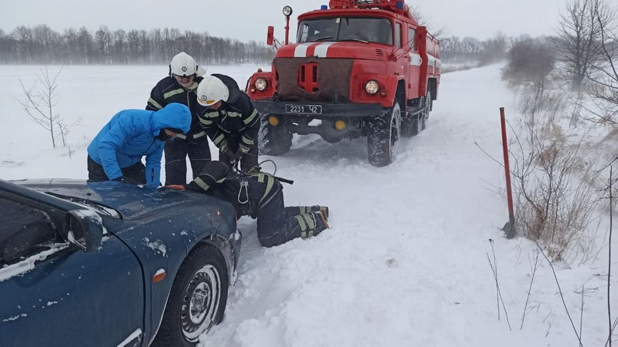 На Вінниччині зі снігових заметів рятувальники витягнули близько 20 авто - фото 2