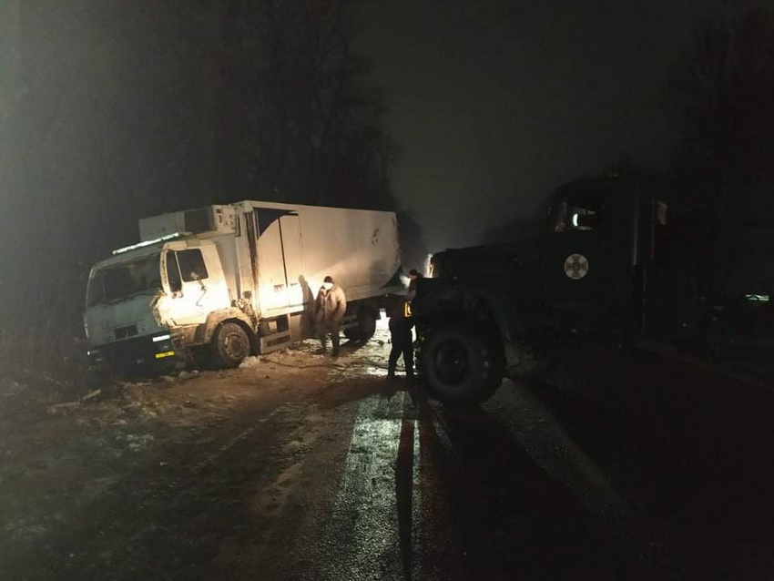 На Вінниччині через ожеледицю вантажівка перекинулася на бік - фото 2