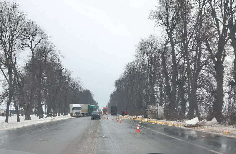 У Вінницькому районі масштабна ДТП: автобус, який їхав з Познані, чотири вантажівки і два легковики - фото 3