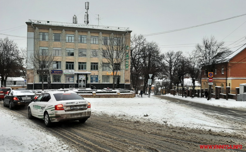 У Вінниці снігопад. Комунальники чистять дороги і тротуари – фоторепортаж - фото 3