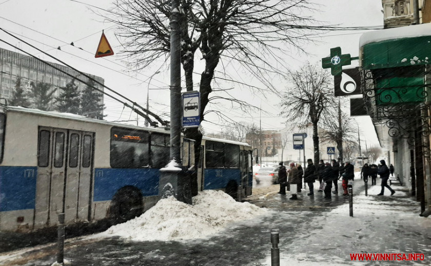 У Вінниці снігопад. Комунальники чистять дороги і тротуари – фоторепортаж - фото 18